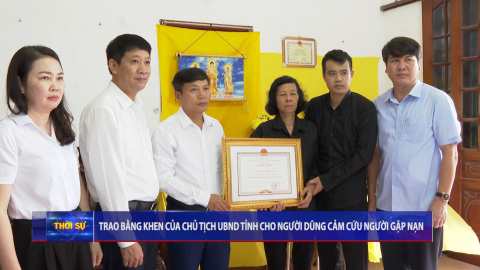 Trao Bằng khen của Chủ tịch UBND tỉnh cho người dũng cảm cứu người gặp nạn