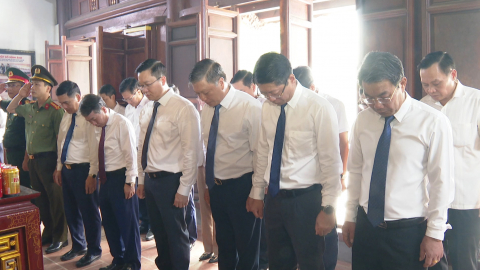 Đo&agrave;n đại biểu l&atilde;nh đạo tỉnh d&acirc;ng hương tại Nh&agrave; tưởng niệm đồng ch&iacute; Tạ Uy&ecirc;n v&agrave; d&acirc;ng hương, viếng mộ cố Chủ tịch nước Trần Đại Quang tại x&atilde; Quang Thiện