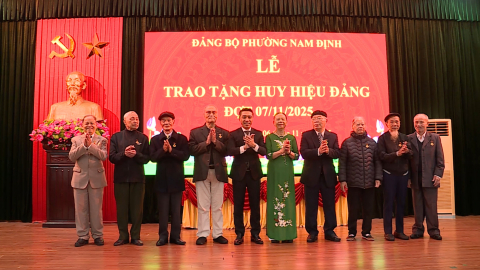 Phường Nam Định trao tặng Huy hiệu Đảng 