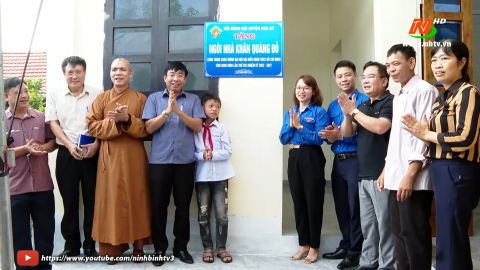 Kh&aacute;nh th&agrave;nh nh&agrave; &ldquo;Khăn qu&agrave;ng đỏ&rdquo; cho học sinh c&oacute; ho&agrave;n cảnh kh&oacute; khăn tại x&atilde; Ninh Khang