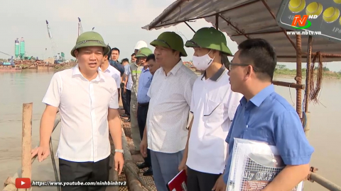 Đồng ch&iacute; Nguyễn Cao Sơn kiểm tra t&igrave;nh h&igrave;nh triển khai thi c&ocirc;ng c&aacute;c c&ocirc;ng tr&igrave;nh, dự &aacute;n