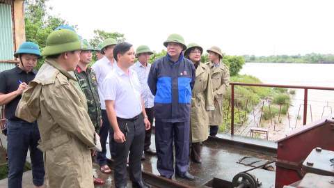 Đồng ch&iacute; Ph&oacute; B&iacute; thư Tỉnh ủy, Chủ tịch HĐND tỉnh L&ecirc; Quốc Chỉnh kiểm tra c&ocirc;ng t&aacute;c ứng ph&oacute; b&atilde;o số 5