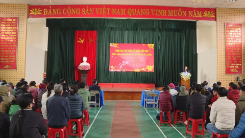Đồng ch&iacute; Ph&oacute; Chủ tịch Ủy ban Trung ương MTTQ Việt Nam tặng qu&agrave; Tết tại Ninh B&igrave;nh