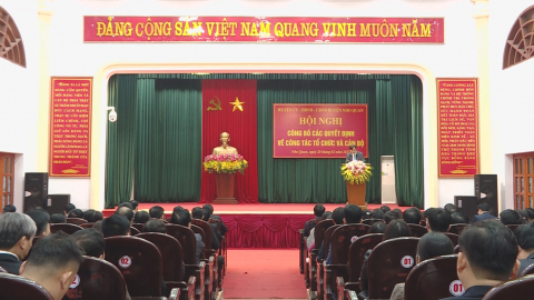 Nho Quan c&ocirc;ng bố c&aacute;c Quyết định về sắp xếp tổ chức bộ m&aacute;y v&agrave; c&ocirc;ng t&aacute;c c&aacute;n bộ