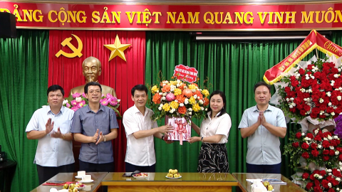 Đồng ch&iacute; Ph&oacute; B&iacute; thư Thường trực Tỉnh ủy ch&uacute;c mừng Ng&agrave;y truyền thống ng&agrave;nh Tuy&ecirc;n gi&aacute;o của Đảng