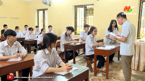Th&iacute; sinh Ninh B&igrave;nh l&agrave;m thủ tục dự thi tốt nghiệp THPT năm 2024