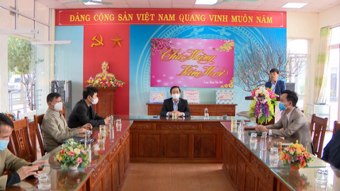 Đồng ch&iacute; Chủ tịch UBND tỉnh thăm, tặng qu&agrave; Tết Nh&acirc;m Dần