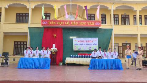 Tuy&ecirc;n truyền kiến thức ph&aacute;p luật về an to&agrave;n giao th&ocirc;ng cho học sinh