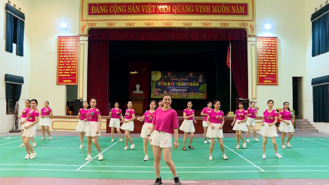 CLB &aacute;nh trăng chuẩn bị cho chung kết hội thi d&acirc;n vũ to&agrave;n quốc