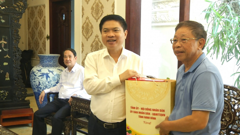 Thăm, tặng qu&agrave; c&aacute;c đồng ch&iacute; nguy&ecirc;n Thường trực Tỉnh ủy nh&acirc;n dịp Quốc kh&aacute;nh 2/9