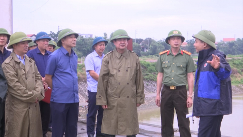 Đồng ch&iacute; Ph&oacute; B&iacute; thư Tỉnh ủy, Chủ tịch Ủy ban MTTQ Việt Nam tỉnh Mai Văn Tuất kiểm tra c&ocirc;ng t&aacute;c ứng ph&oacute; với cơn b&atilde;o số 5