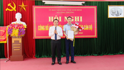 Sở C&ocirc;ng thương c&ocirc;ng bố c&aacute;c quyết định về c&ocirc;ng t&aacute;c c&aacute;n bộ
