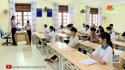 Th&iacute; sinh l&agrave;m thủ tục dự thi tốt nghiệp THPT năm 2025