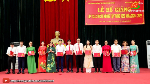 Bế giảng lớp Trung cấp l&yacute; luận ch&iacute;nh trị - h&agrave;nh ch&iacute;nh hệ kh&ocirc;ng tập trung kh&oacute;a 2020-2022