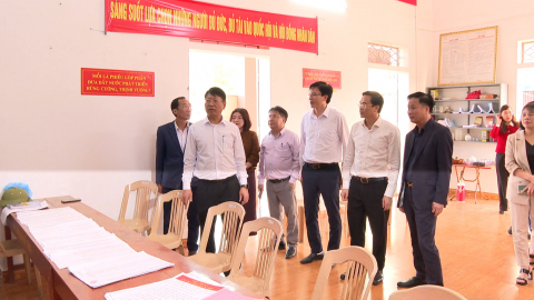Đồng ch&iacute; Ph&oacute; Chủ tịch Thường trực UBND tỉnh Trần Song T&ugrave;ng kiểm tra c&ocirc;ng t&aacute;c bầu cử tại một số địa phương