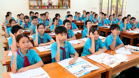 Gi&aacute;o dục ch&iacute;nh trị, tư tưởng trong trường học 
