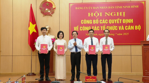 C&ocirc;ng bố c&aacute;c Quyết định về c&ocirc;ng t&aacute;c tổ chức v&agrave; c&aacute;n bộ