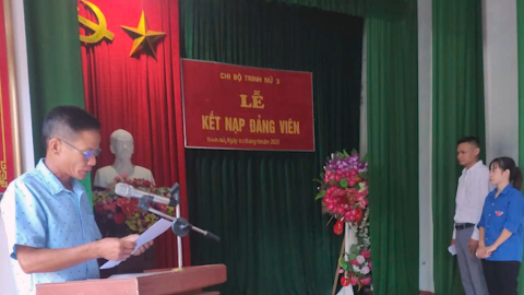 Y&ecirc;n M&ocirc; ch&uacute; trọng kết nạp Đảng vi&ecirc;n trẻ