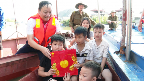 Trung thu ấm &aacute;p với trẻ em v&ugrave;ng lũ