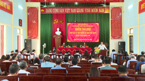 Đo&agrave;n đại biểu Quốc hội tỉnh tiếp x&uacute;c cử tri tại x&atilde; Nghĩa Sơn