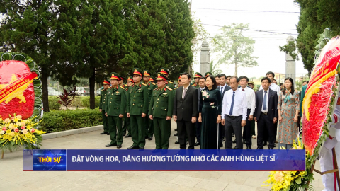 Đặt v&ograve;ng hoa, d&acirc;ng hương tưởng nhớ c&aacute;c anh h&ugrave;ng liệt sĩ