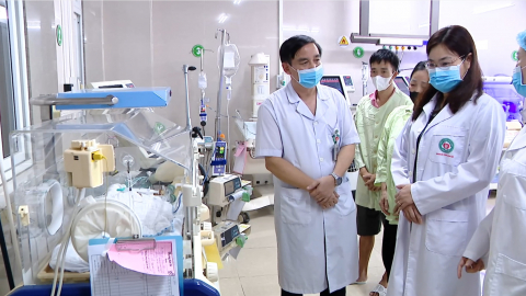 Thăm, tặng qu&agrave; cho bệnh nhi nh&acirc;n dịp 1/6