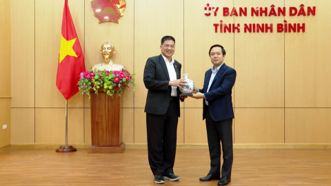Đồng ch&iacute; Chủ tịch UBND tỉnh Phạm Quang Ngọc tiếp v&agrave; l&agrave;m việc với Tập đo&agrave;n AUO