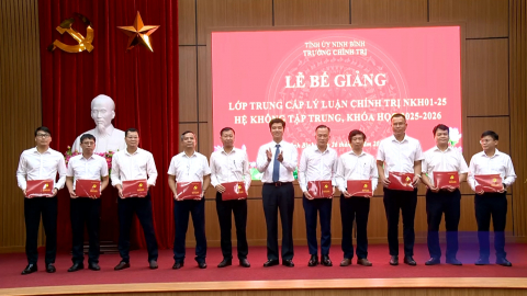Bế giảng Lớp Trung cấp l&yacute; luận ch&iacute;nh trị