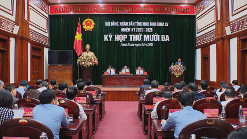 Đại biểu HĐND tỉnh thảo luận tại hội trường
