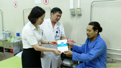 BHXH khu vực XIV trao qu&agrave; cho bệnh nh&acirc;n BHYT