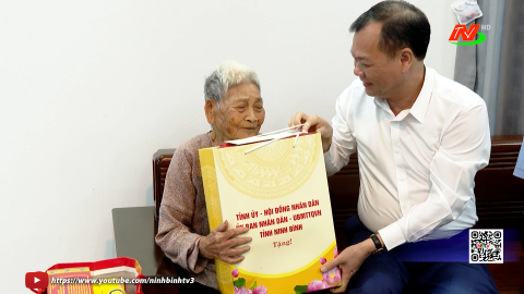 Đồng ch&iacute; Ph&oacute; B&iacute; thư Tỉnh ủy, Chủ tịch HĐND tỉnh thăm, tặng qu&agrave; c&aacute;c gia đ&igrave;nh ch&iacute;nh s&aacute;ch, người c&oacute; c&ocirc;ng với c&aacute;ch mạng