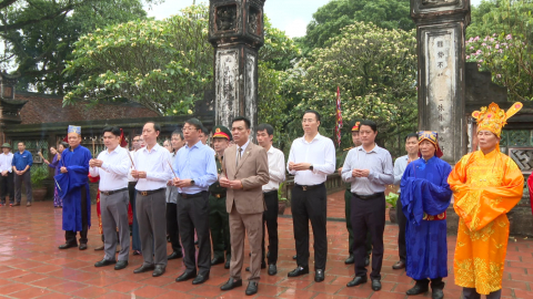 Thực hiện nghi lễ mở cửa đền tại Lễ hội Hoa Lư năm 2026