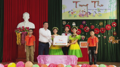 Thăm, tặng qu&agrave; Tết Trung thu tại x&atilde; Kh&aacute;nh Lợi
