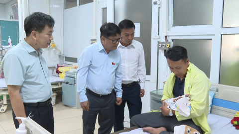Thăm, tặng qu&agrave; trẻ em c&oacute; ho&agrave;n cảnh kh&oacute; khăn