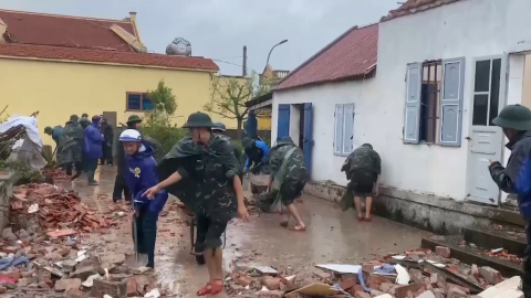 Thắm t&igrave;nh Qu&acirc;n - D&acirc;n trong mưa, b&atilde;o