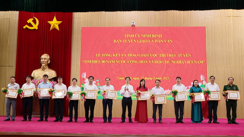 Trao giải cuộc thi " T&igrave;m hiểu 80 năm nước CHXHCN Việt Nam "
