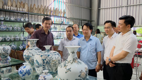 Đồng ch&iacute; B&iacute; thư tỉnh ủy thăm hợp t&aacute;c x&atilde; gốm Bồ B&aacute;t