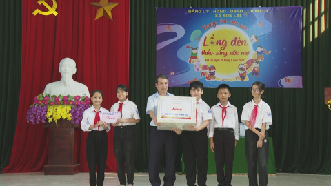 Thăm, tặng qu&agrave; Tết Trung thu tại x&atilde; Sơn Lai