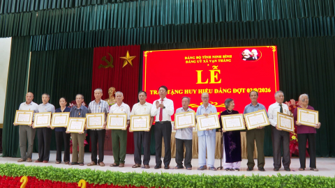 X&atilde; Vạn Thắng trao huy hiệu Đảng đợt 2/9