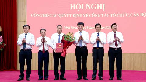 C&ocirc;ng bố c&aacute;c quyết định về c&ocirc;ng t&aacute;c tổ chức, c&aacute;n bộ v&agrave; qu&aacute;n triệt c&aacute;c nghị quyết, chỉ thị của Bộ Ch&iacute;nh trị