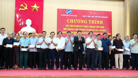 Chương tr&igrave;nh tặng qu&agrave; nh&acirc;n dịp Quốc kh&aacute;nh
