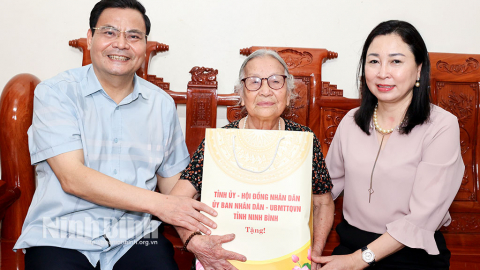 Đồng ch&iacute; Ph&oacute; B&iacute; thư Thường trực Tỉnh ủy thăm, tặng qu&agrave; c&aacute;c gia đ&igrave;nh ch&iacute;nh s&aacute;ch, người c&oacute; c&ocirc;ng nh&acirc;n dịp kỷ niệm 80 năm ng&agrave;y Quốc kh&aacute;nh
