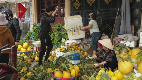 S&ocirc;i động thị trường h&agrave;ng h&oacute;a gi&aacute;p Tết