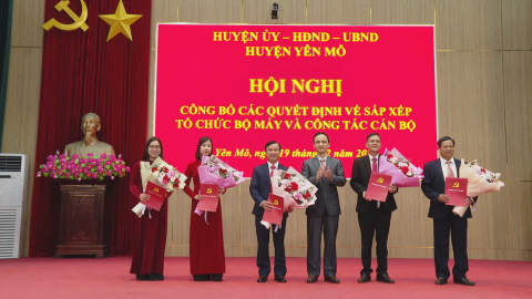 Y&ecirc;n M&ocirc; c&ocirc;ng bố c&aacute;c Quyết định về sắp xếp tổ chức bộ m&aacute;y v&agrave; c&ocirc;ng t&aacute;c c&aacute;n bộ
