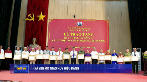 X&atilde; Y&ecirc;n M&ocirc; trao huy hiệu Đảng
