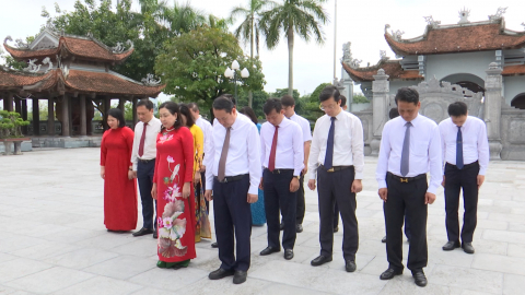 D&acirc;ng hương nh&acirc;n kỷ niệm 81 năm C&aacute;ch mạng Th&aacute;ng T&aacute;m v&agrave; Quốc kh&aacute;nh 2/9.