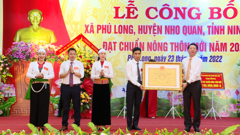 Ph&uacute; Long đ&oacute;n bằng c&ocirc;ng nhận x&atilde; đạt chuẩn n&ocirc;ng th&ocirc;n mới năm 2021