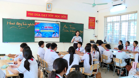 Đồng h&agrave;nh c&ugrave;ng trẻ em tr&ecirc;n kh&ocirc;ng gian mạng