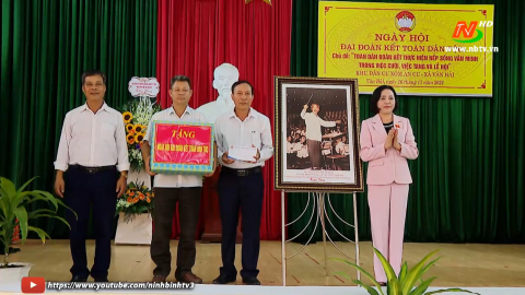 Đồng ch&iacute; Nguyễn Thị Thanh dự Ng&agrave;y hội Đại đo&agrave;n kết to&agrave;n d&acirc;n tộc tại x&oacute;m An Cư, x&atilde; Văn Hải, huyện Kim Sơn