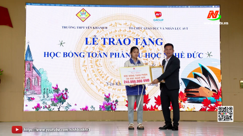 Trao học bổng cho học sinh c&oacute; ho&agrave;n cảnh kh&oacute; khăn tại Trường THPT Y&ecirc;n Kh&aacute;nh B